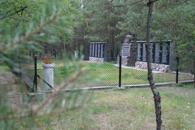 Warta_mass grave in Ross.jpg